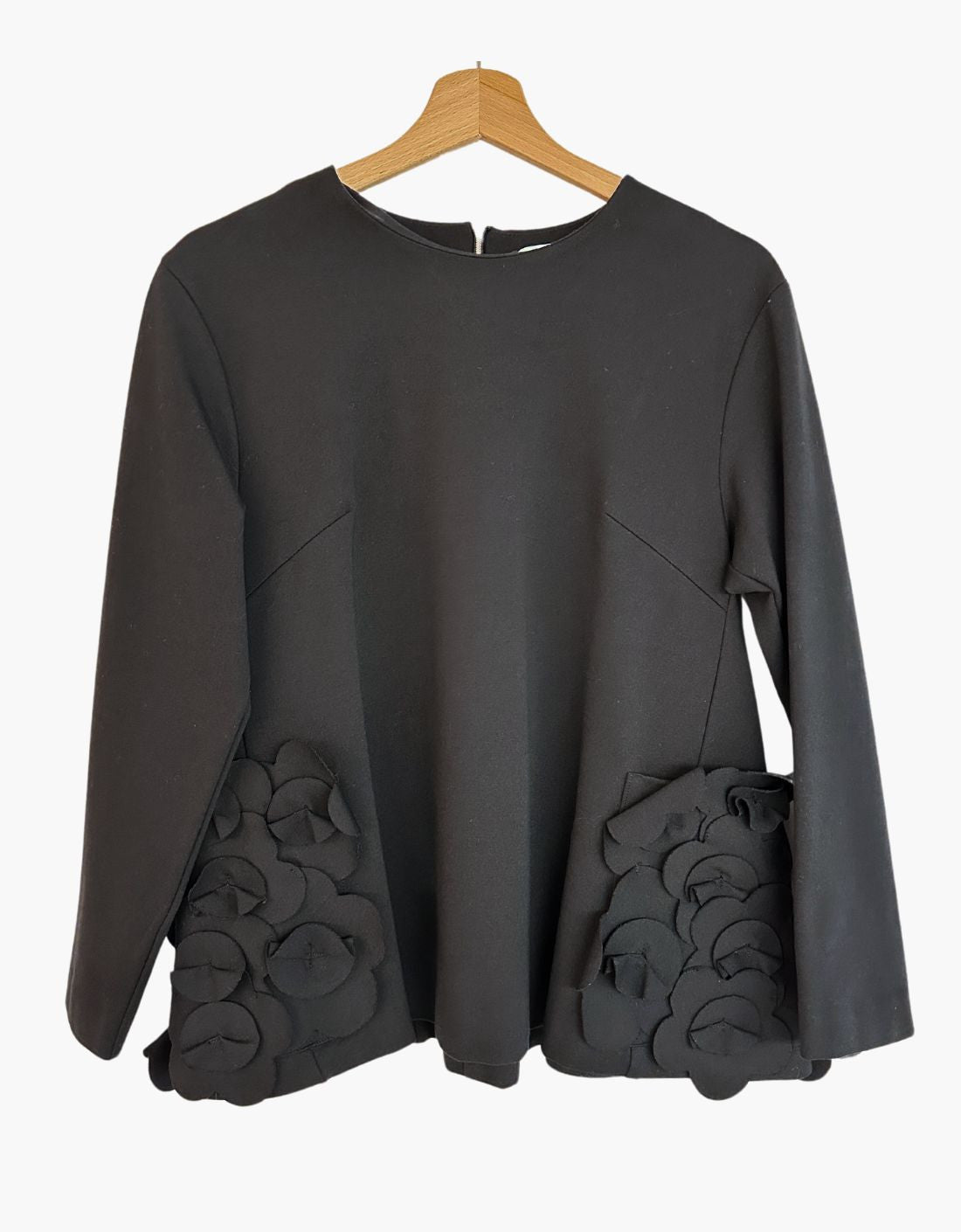 Top negro bolsillos flor