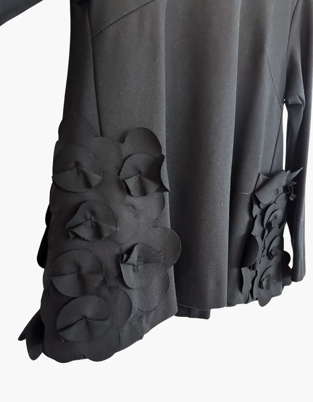 Top negro bolsillos flor