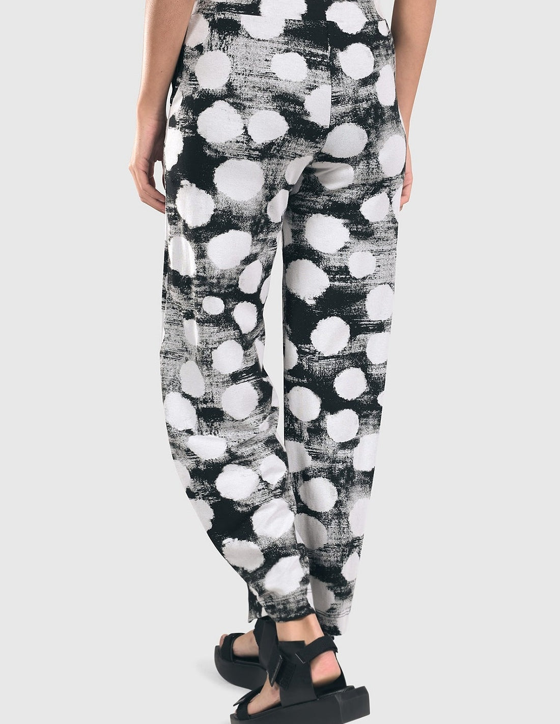 Pantalón gris con nubes