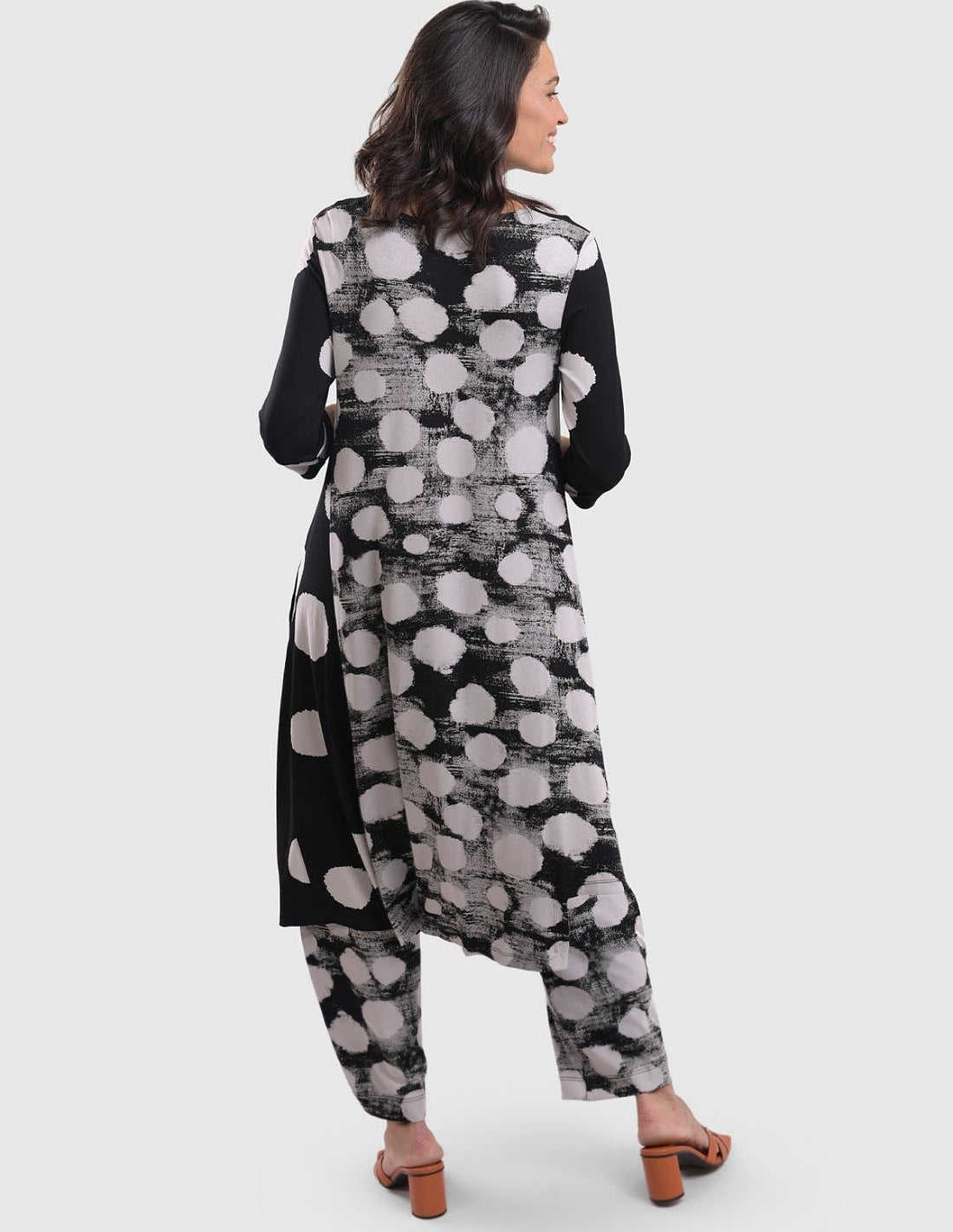 Pantalón gris con nubes