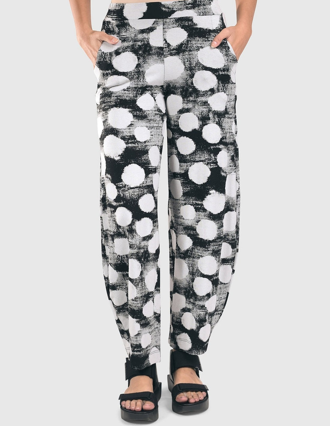 Pantalón gris con nubes