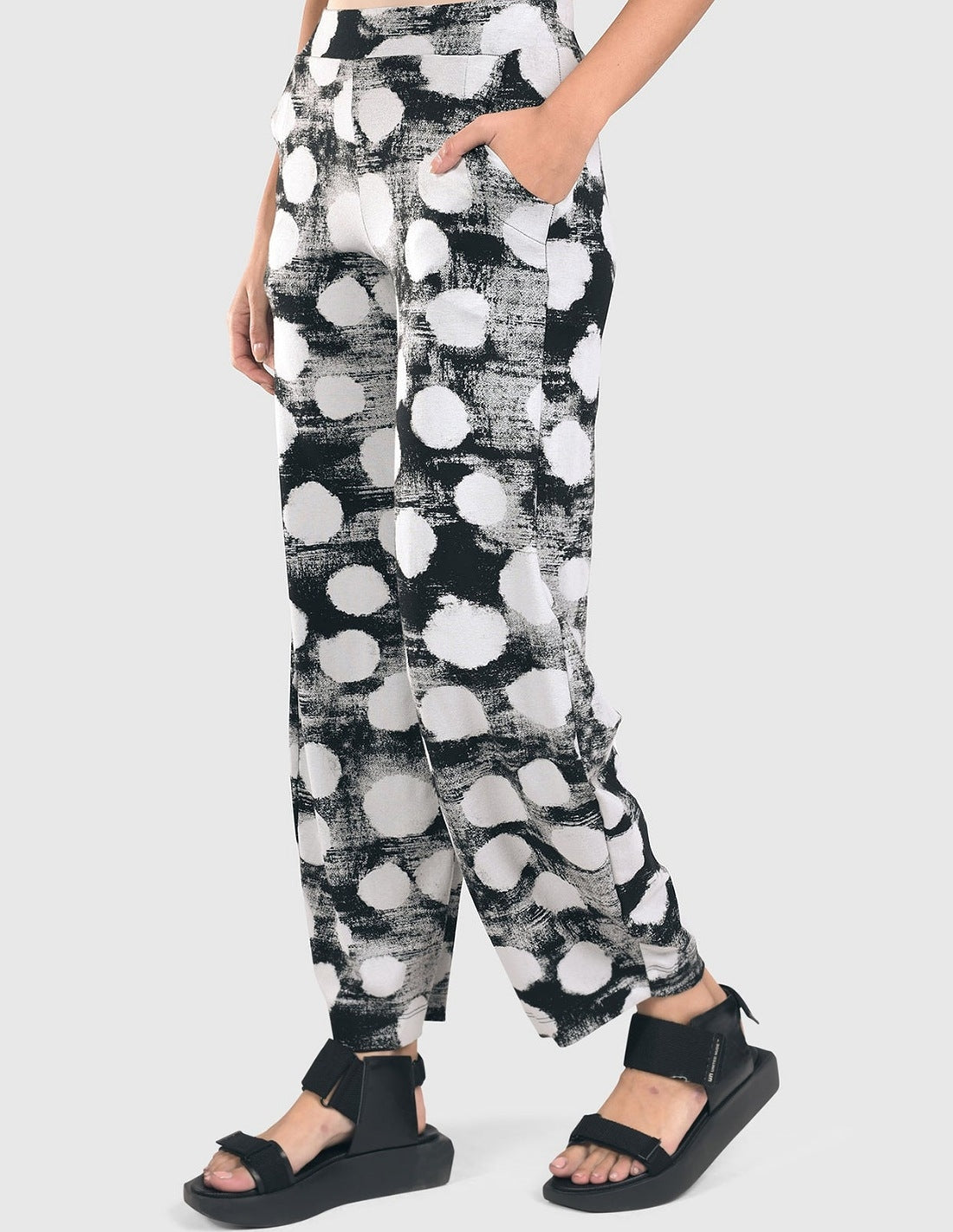 Pantalón gris con nubes